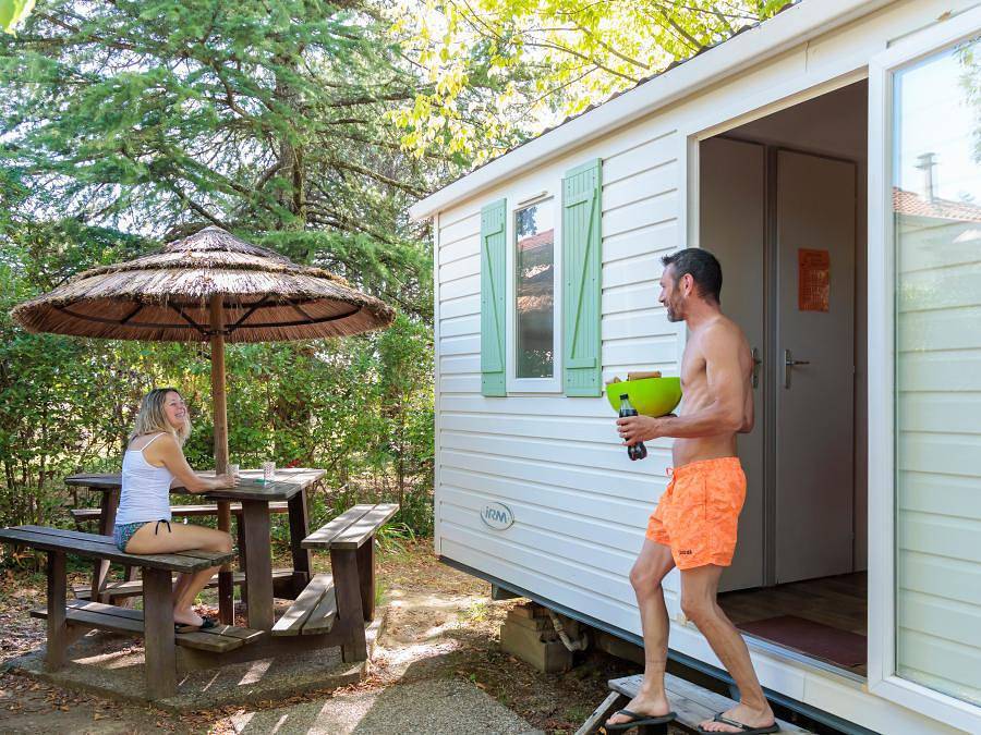 Flower Camping Les Paillotes en Ardeche - Mobilhome 4 personas - Mobil-home 24m² Standard (2bed - 4pers.) + cabaña de paja exterior in Ruoms, Ardèche
