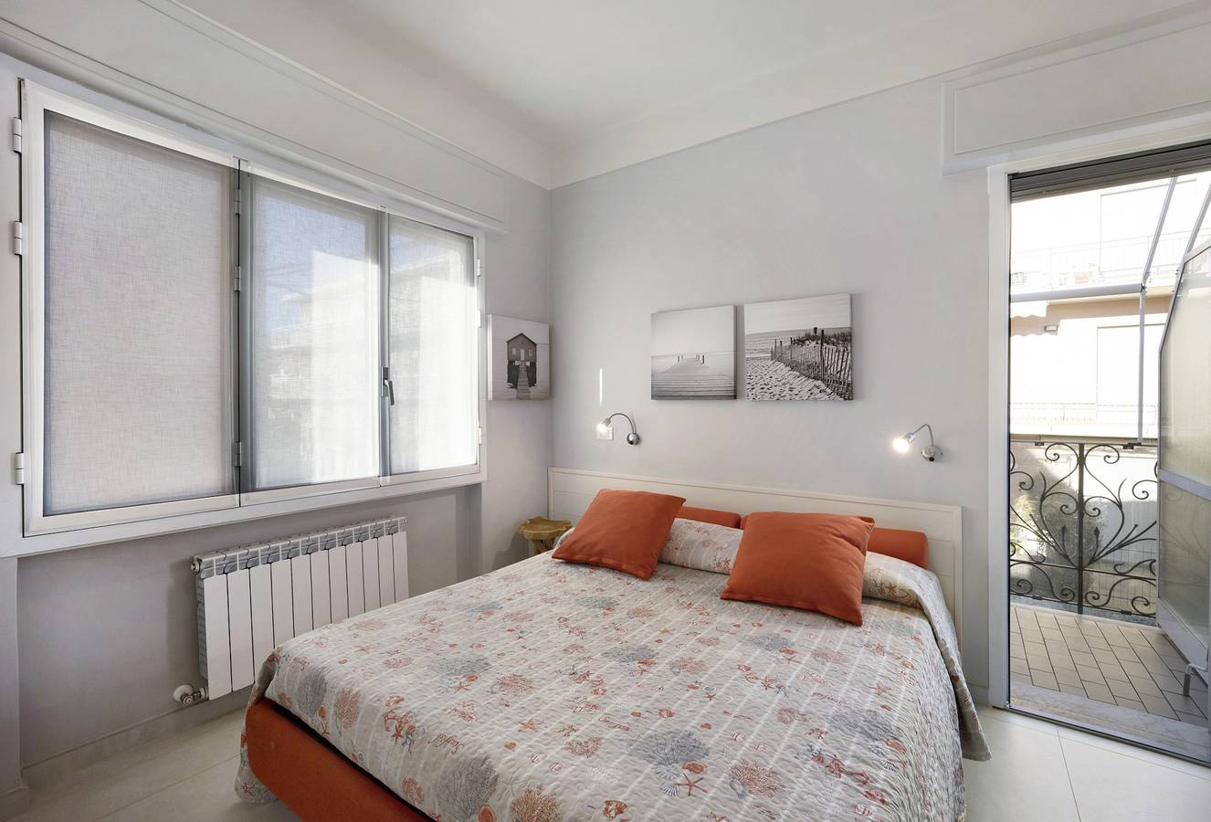 Appartamento intero, 'Victoria Apartments Mediterraneo' con balcone, A/C & Wi-Fi in Diano Marina, Comune di Diano Marina