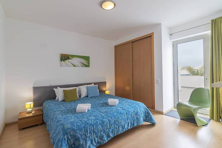 Ganze Wohnung, Maisonette-Penthouse-Apartment mit Meerblick und Pool - (brandneue Betten für 2019 !!) in Quarteira, Faro Distrikt