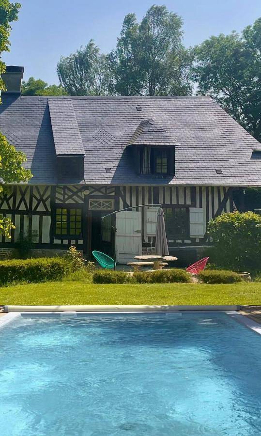 Location de vacances pour 9 personnes, avec Terrasse et Jardin ainsi que Piscine et Vue à Neuville-sur-Touques