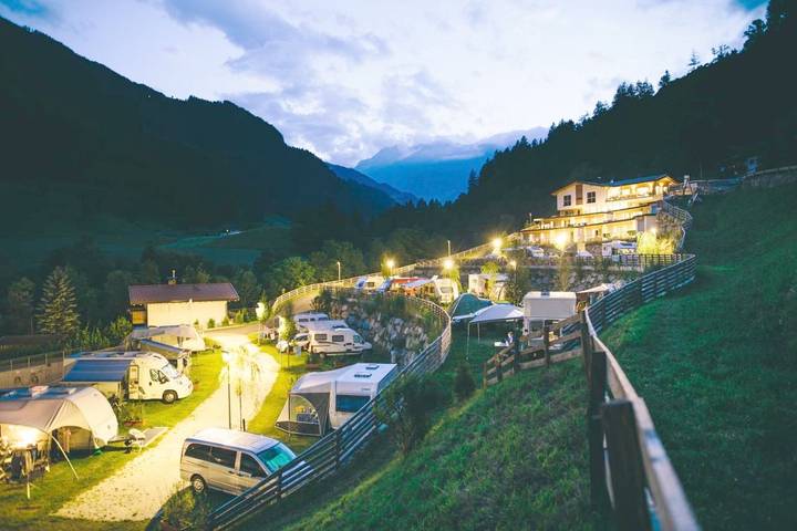 Camping, mit Terrasse und Whirlpool sowie Garten und Sauna in Südtirol