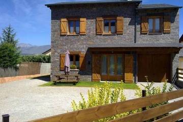 Gîte pour 14 personnes, avec terrasse et jardin à Err