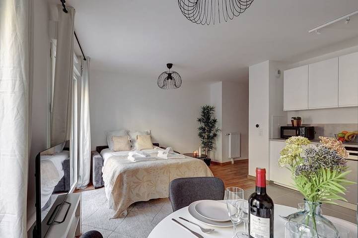 Entire apartment, Tbs 197 - Bright apartment with terrace in Clichy, Hauts-de-Seine