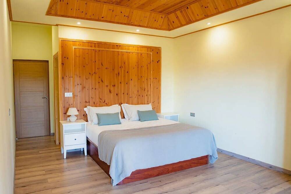 11 century castle - Ideal house for families with garden and swimming pool. in Urbanizacion Montcabrer, Cabrils