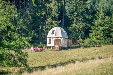 Tente pour 8 personnes, avec vue ainsi que terrasse et jardin dans les Vosges