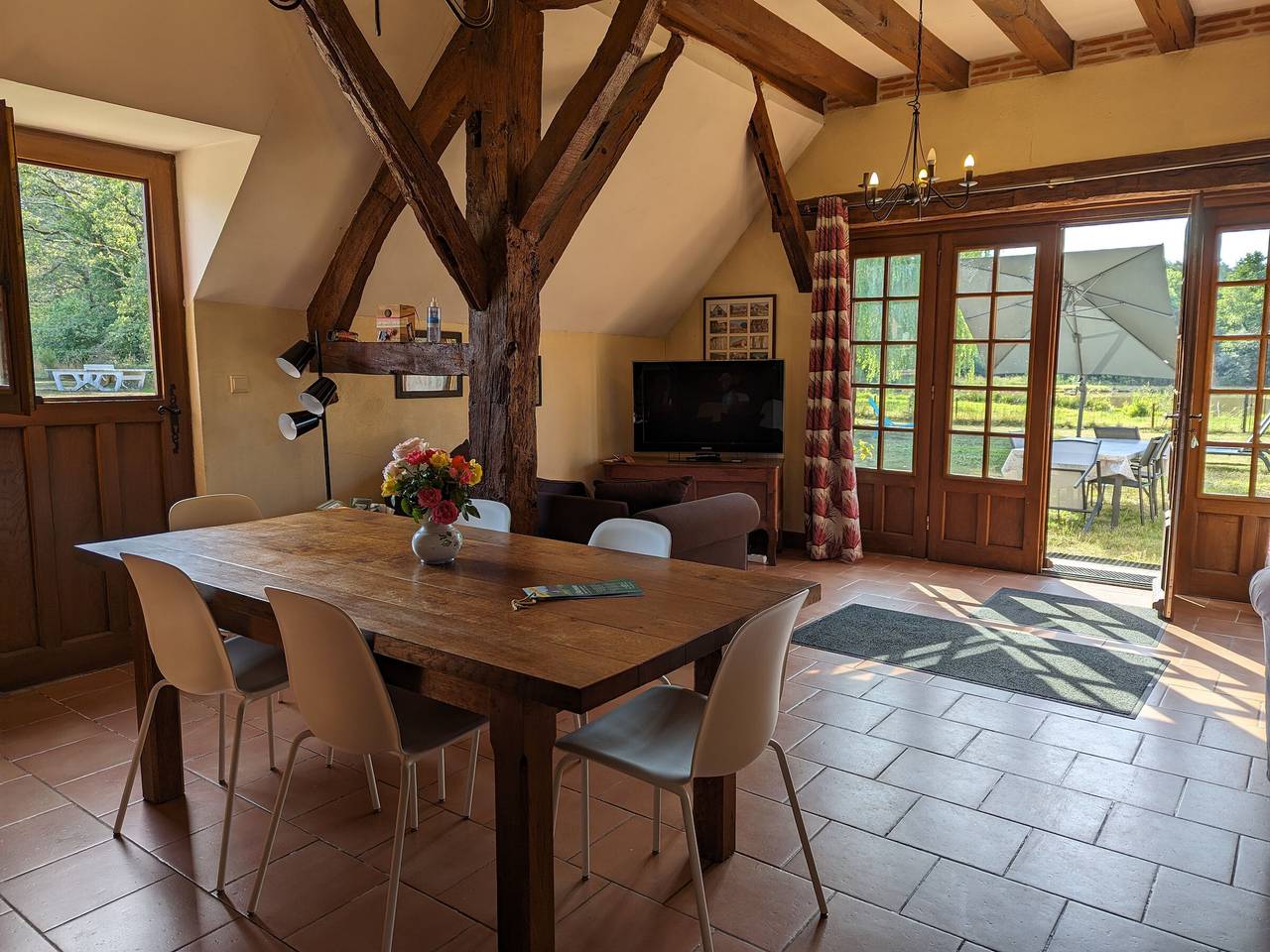 Quaint Lakeside Cottage with Fishing, Near Loire Castles in Ligny-le-Ribault, Sologne