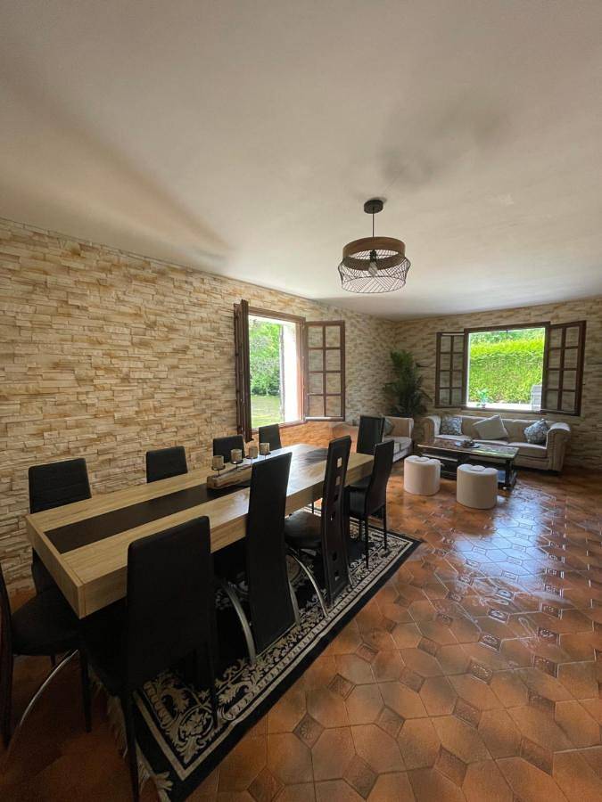 By Neptune - La Maison Courtenay Piscine Privée, Événement autorisé in Courtenay, Région de Montargis