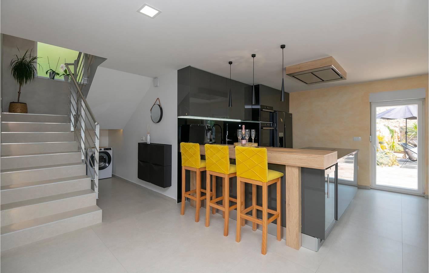 Modernes Apartment mit Pool, Parkplatz, Terrasse & WiFi in Imotski, Makarska Riviera