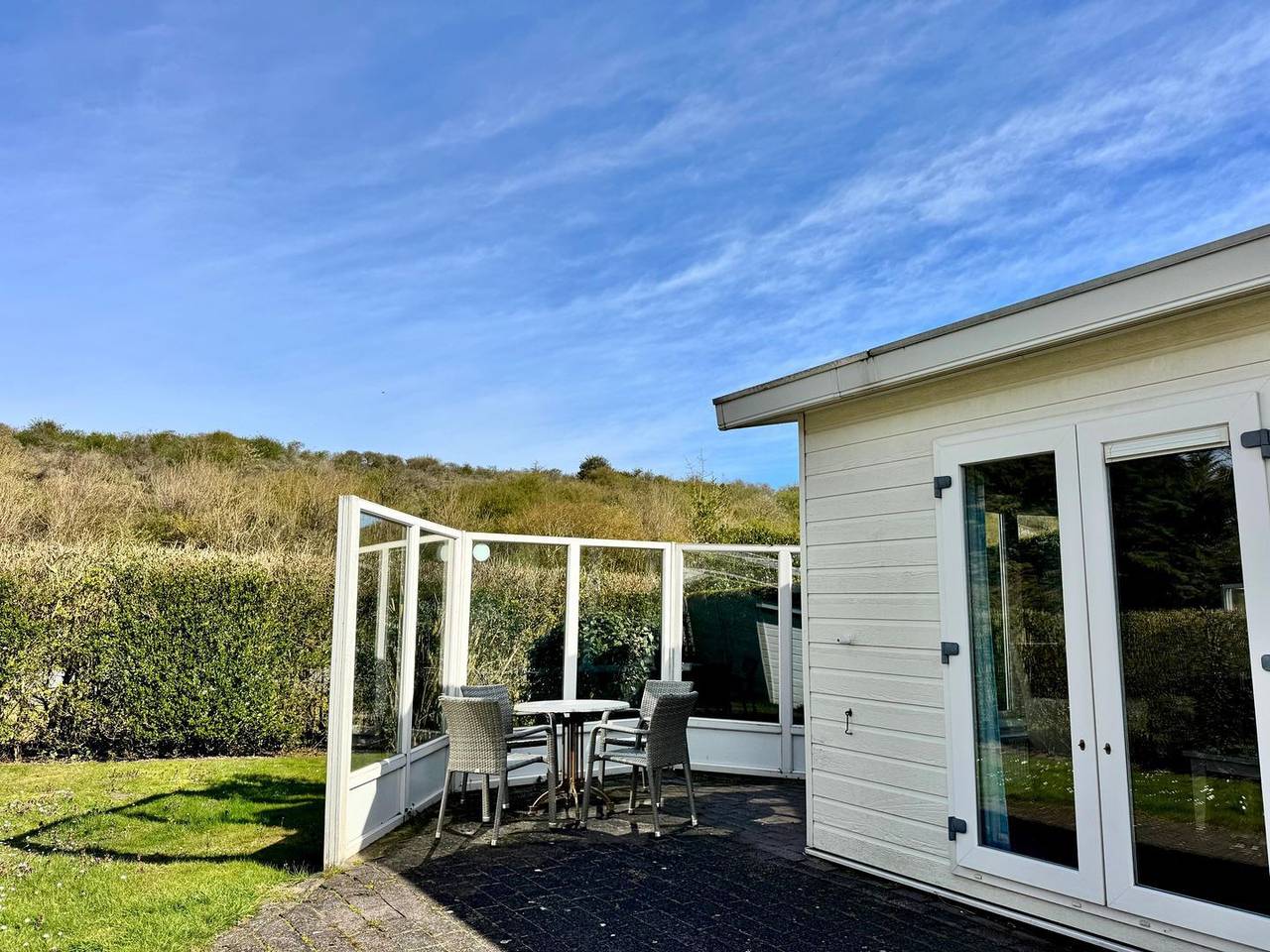 Chalet am Strandaufgang B028, 230 m zur Nordsee Garten, Terrasse und Klimaanlage in Zeeuwse Kust