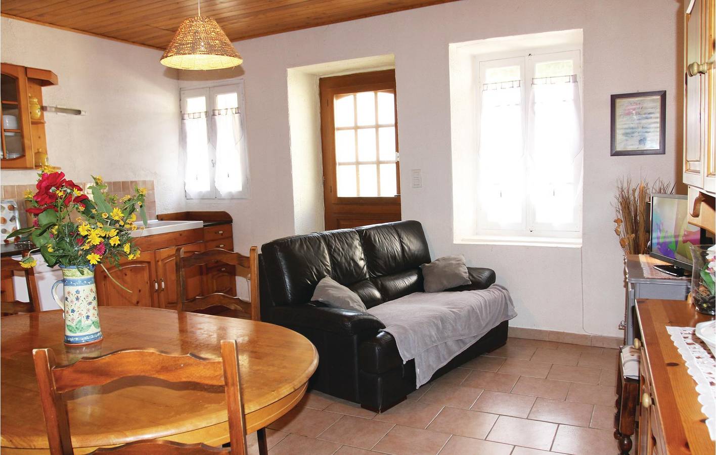 Cozy Apartment with Pool and Garden, 2.5km to Beach in Saint-Julien-de-Peyrolas, Nimes region