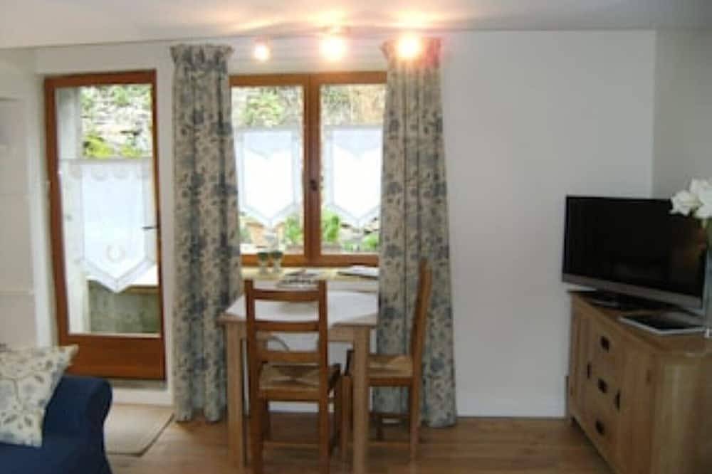 Cottage Albertine- In A Garden Setting With Views Over The Rooftops Of Dinan in Dinan, Région de Dinan
