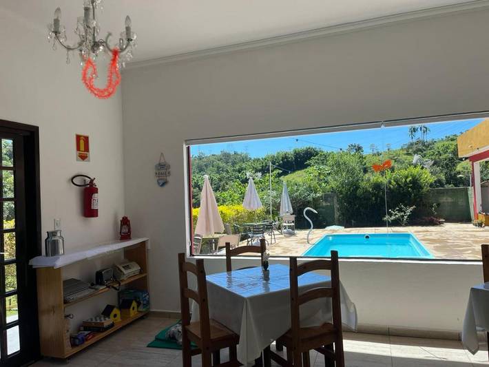 Casas e apartamentos de temporada para 3 pessoas, com piscina e jardim e ainda piscina infantil em Guararema