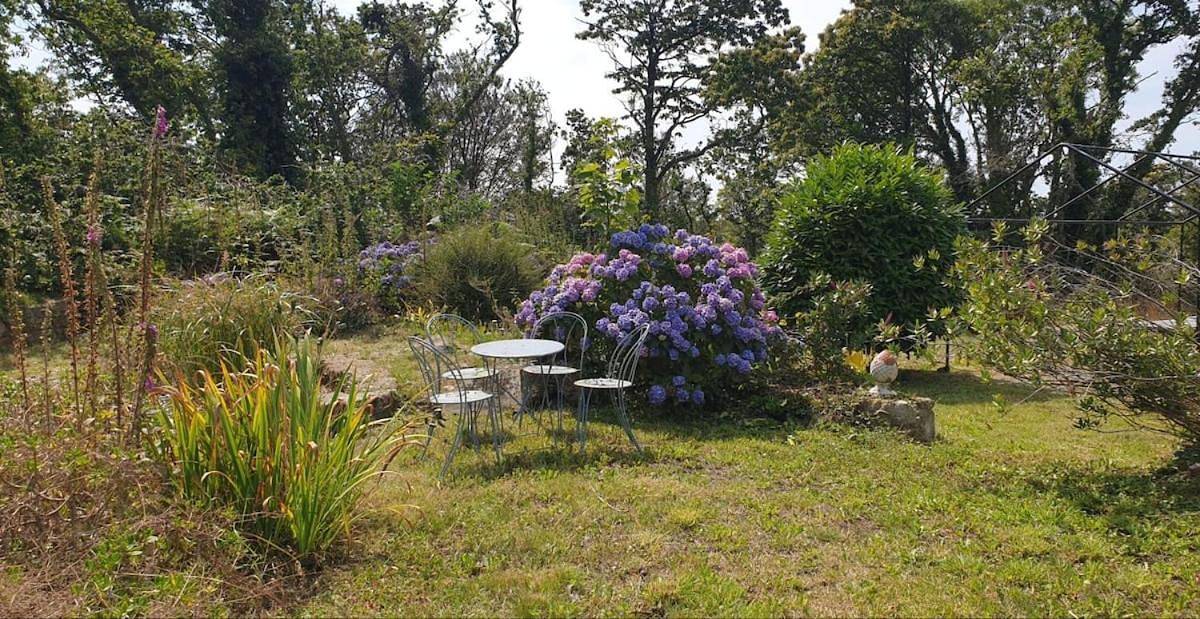 Pink Granite Coast Cottage between forest and sea in Trélévern, Rosa Granitküste