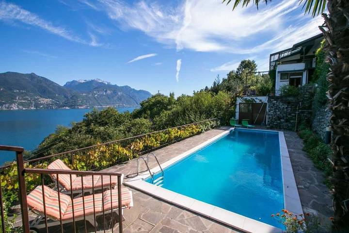 Villa pour 9 personnes, avec Balcon et Terrasse ainsi que Jardin et Piscine à Commune de Menaggio