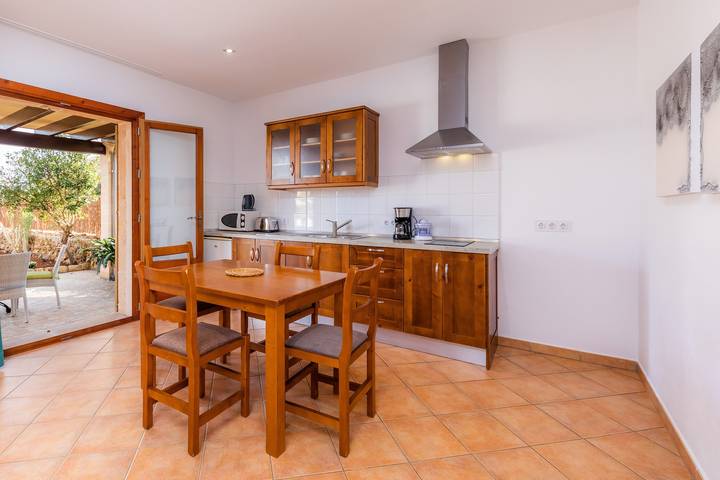 Entire apartment, Apartment 'S Hort Can Capità Familiar Terraza 1' close to the Sea with Shared Pool & Wi-Fi in Ariany, Majorca Center