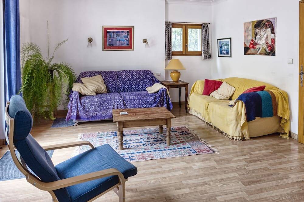 Surrounded by forests, foothills & rivers, spacious Gite in the Cathare Country in Albières, Parc naturel régional Corbières-Fenouillèdes