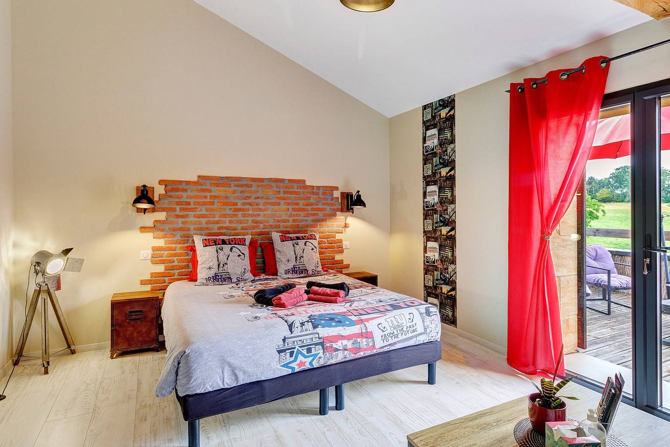 Chambre d’hôtes « Chambre New York » avec piscine partagée, Wi-Fi et climatisation in Belvès, Périgord Noir