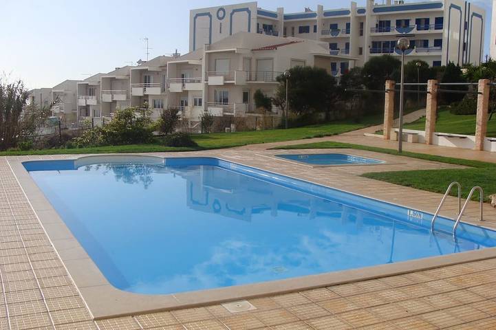 Vacation rental for 4 people, with yard and balcony as well as pool in Ericeira