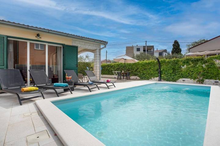 Villa pour 6 personnes, avec jardin ainsi que vue et piscine à Biograd na Moru