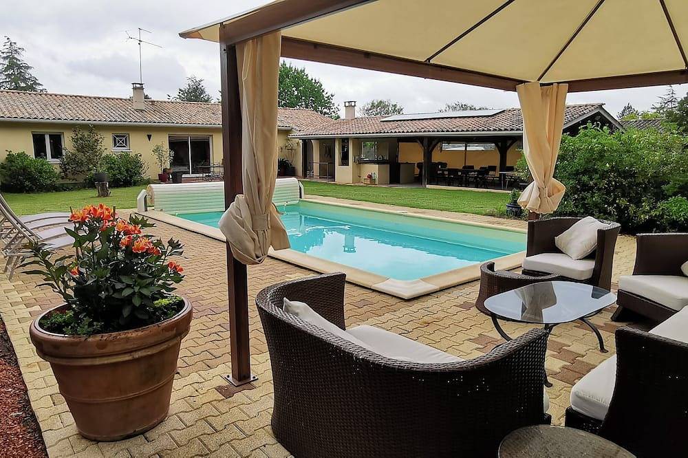 Villa independiente con parque y piscina privada. Recoge tus huevos duros in Saint-Médard-de-Guizières, Región de Libourne