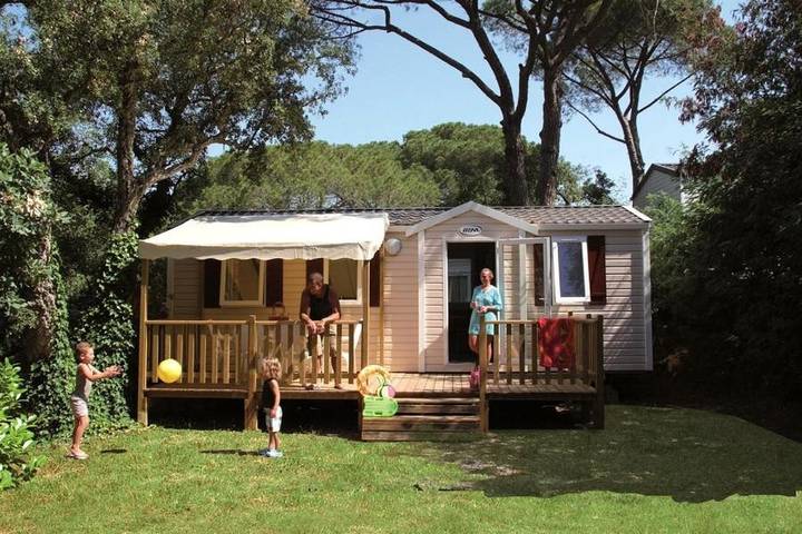 Camping pour 6 personnes, avec terrasse et jacuzzi ainsi que jardin et piscine à Gassin - 4