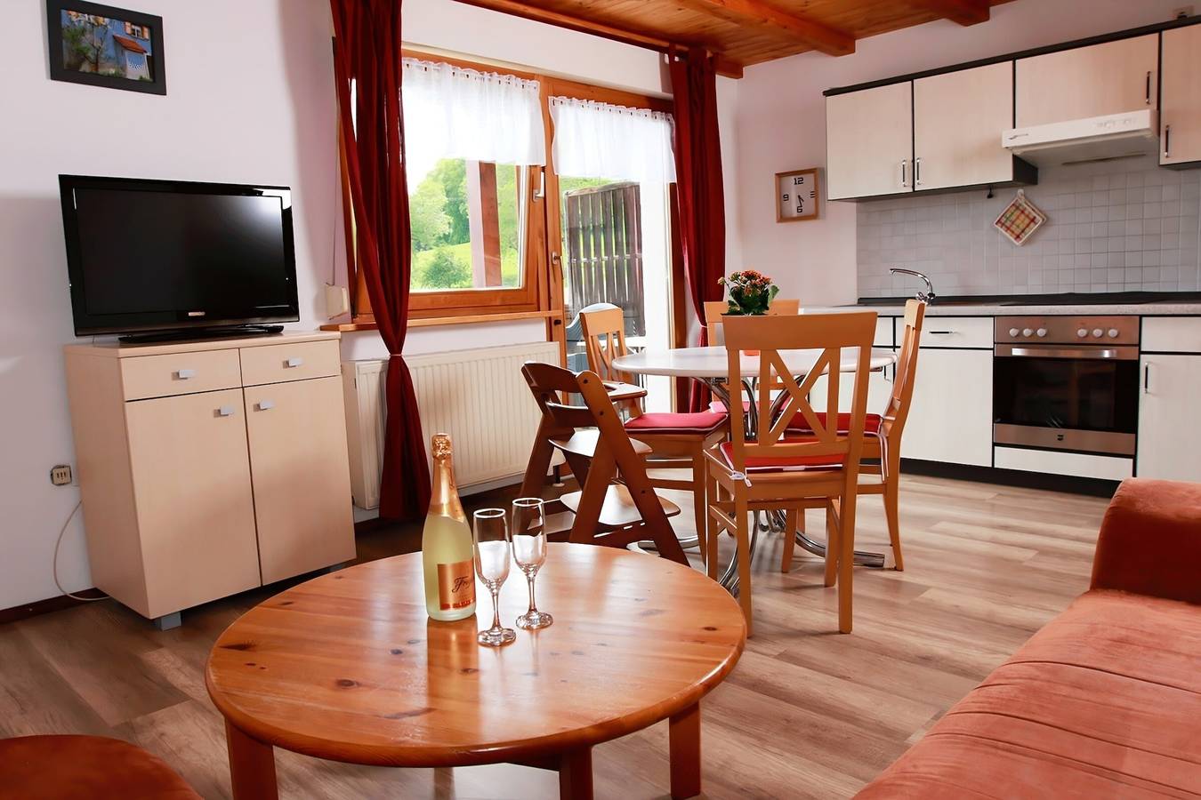 Ganze Wohnung, Ferienwohnung 2, 60 Qm" mit Gemeinschaftsgarten, Balkon und Wlan in Owingen, Region Bodensee-Oberschwaben