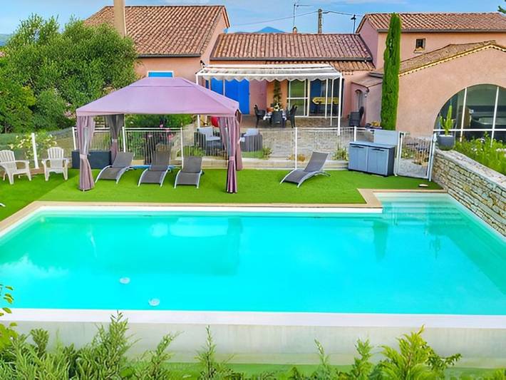 Location de vacances pour 2 personnes, avec sauna et jardin ainsi que jacuzzi et piscine à Beaulieu (Largentière)