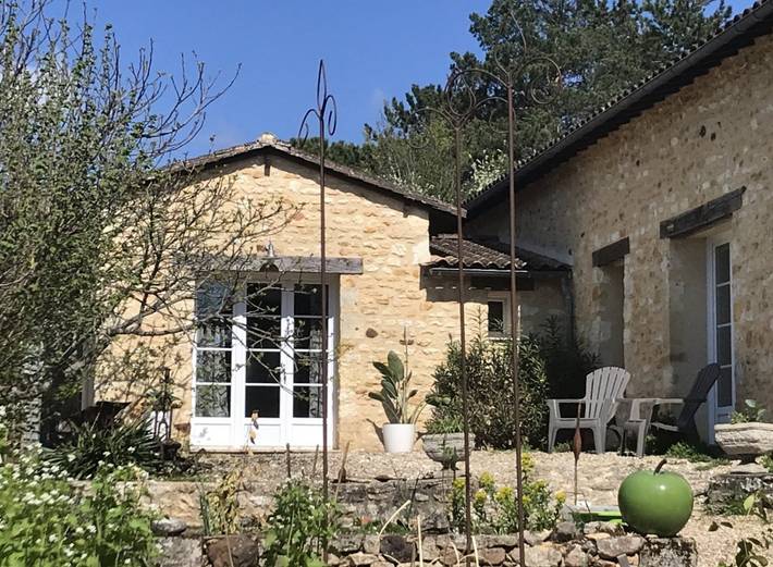 Gîte pour 2 personnes, avec piscine ainsi que jardin et terrasse