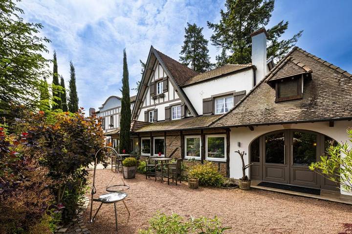 Hôtel pour 2 personnes, avec Terrasse ainsi que Jardin et Vue à Verdun-sur-le-Doubs