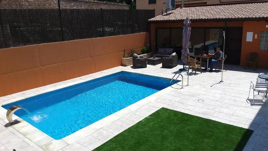 Casa rural con piscina para 5 personas, con vistas además de terraza y piscina en Aragón