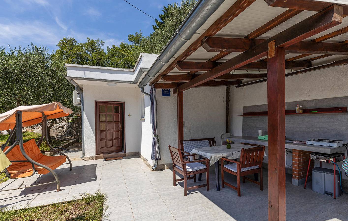 Ganze Ferienwohnung, Charmantes Apartment mit Meerblick, Terrasse, Parkplatz und WLAN in Omisalj, Krk