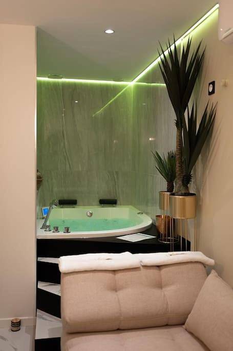Appartement entier, Love room Dubaï & Balnéo in Saint-Rambert-d'Albon, Région de Valence