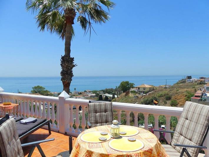 Apartamento vacacional con 2 dormitorios. in Playa de Benajarafe, Vélez-Málaga