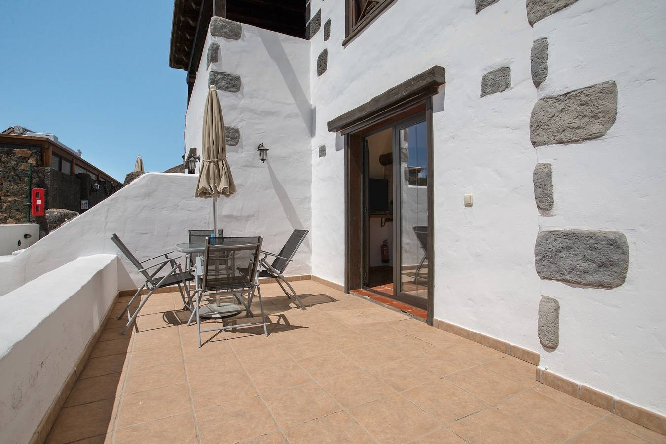 Entire apartment, Cosy Apartment "4" with Terrace, Community Pool & Wi-Fi in La Asomada, Tías