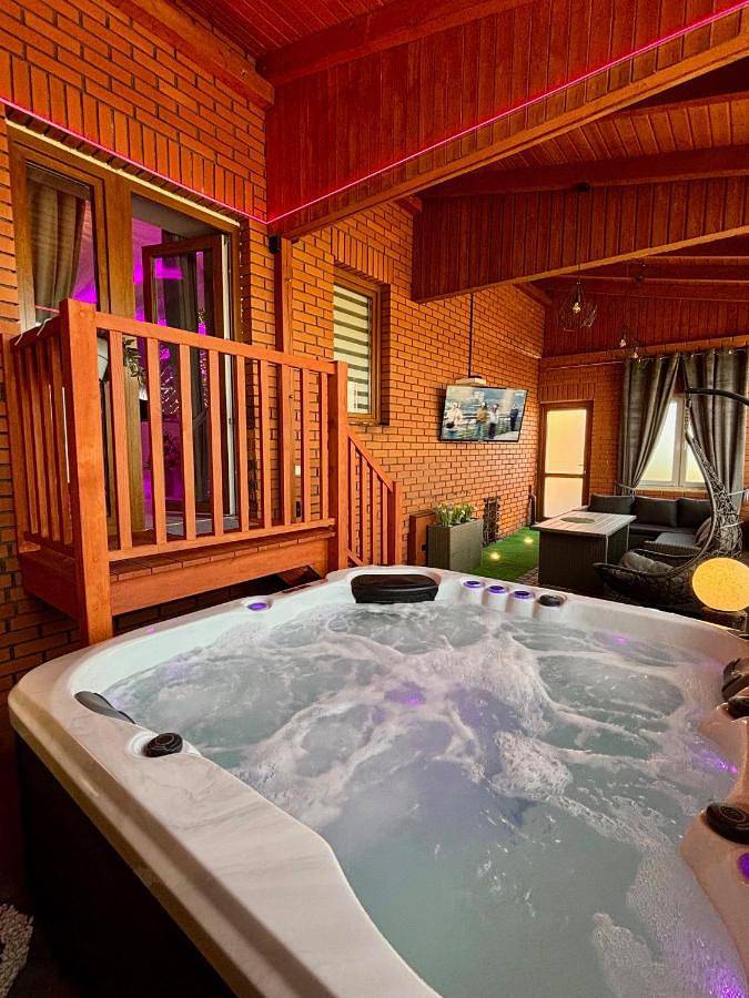 Apartament wakacyjny dla 2 osób, z Balkon i Jacuzzi oraz Taras i Widok w Gniezno