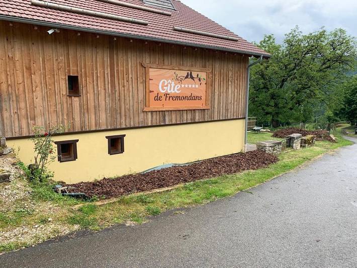 Location de vacances pour 15 personnes, avec terrasse et sauna ainsi que vue et piscine, animaux acceptés à Vaucluse (Doubs) - 2