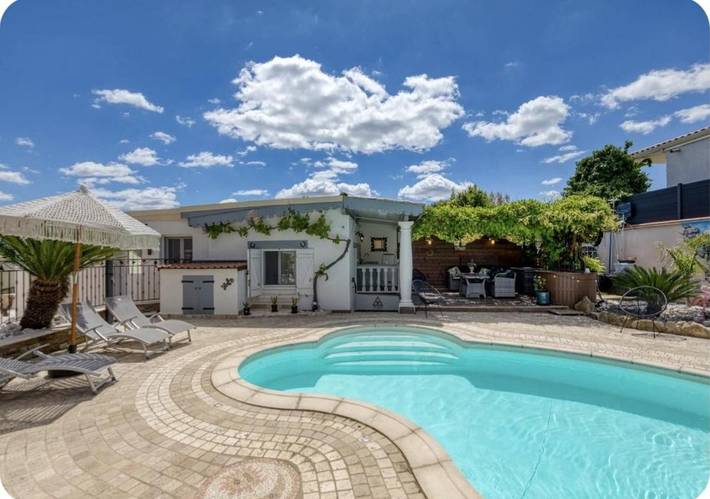 Location de vacances pour 4 personnes, avec vue ainsi que piscine et jardin à Puimisson