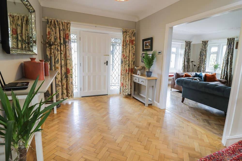 Pengwern, pet friendly, with hot tub in Llanrwst in Llanrwst, Snowdonia