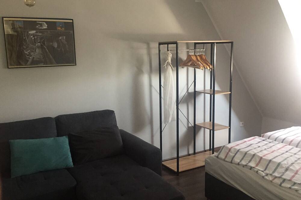 Ganze Wohnung, Glückauf im Dachgeschoss - schön und preiswert in Oberhausen, Ruhrgebiet