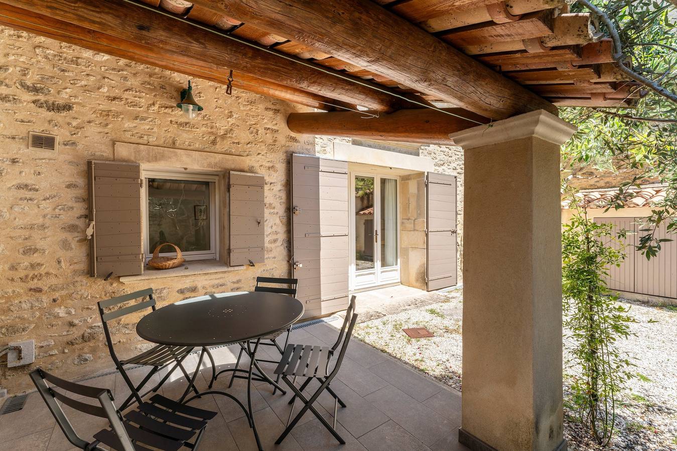 ‘Le Mazet en Provence de Cabrières-d’Avignon Gordes Luberon’ with Terrace, Private Garden & Wi-Fi in Cabrières-d'Avignon, Parc naturel régional du Luberon