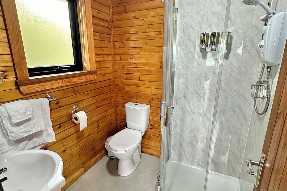 Cosy Portmor Log Cabin - Waterfront & Pet Friendly in Inishowen, Irish Ulster