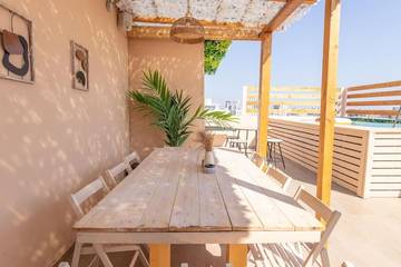 Gîte pour 7 personnes, avec jacuzzi ainsi que terrasse et piscine à Netanya