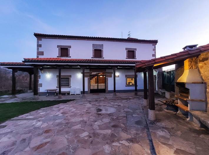 Casa rural para 14 personas, con Balcón y Jacuzzi además de Terraza y Jardín en El Barco de Ávila