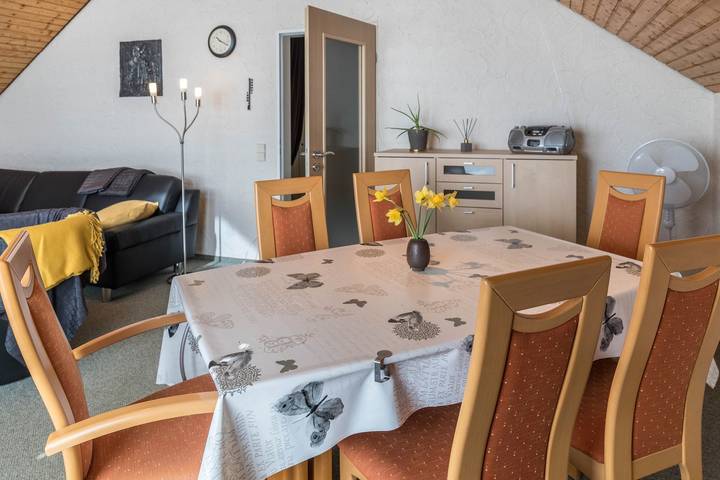 Ganze Wohnung, Ferienwohnung "Haus Hasenweide" in Bodenseenähe mit Balkon im Dachgeschoss in Überlingen, Region Bodensee-Oberschwaben