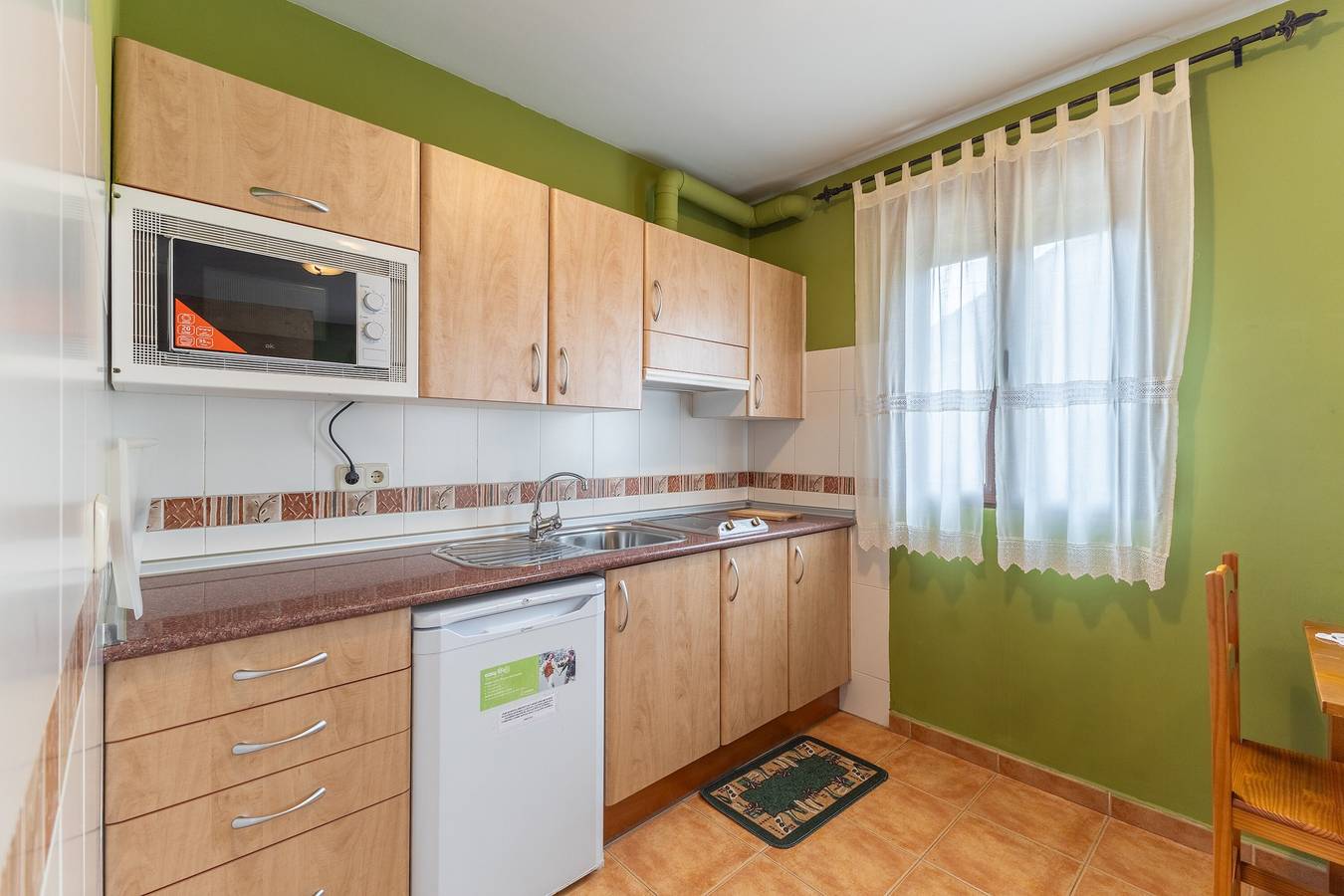 Estudio entero, Apartamento estudio 'La Casa De Dafne Acebo' con vistas a la montaña, terraza y jardín compartidos in Estación de esquí de La Pinilla, Santo Tomé del Puerto