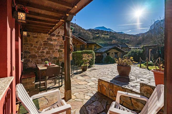 Casa de vacaciones para 4 personas, con jacuzzi además de jardín y balcón en Quirós