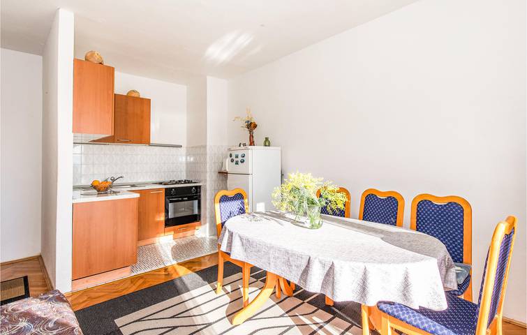 Ganze Ferienwohnung, Gemütlich, 2 km vom Strand entfernt: WLAN, Klimaanlage, Parkplatz und Terrasse in Klek, Dubrovnik-Neretva