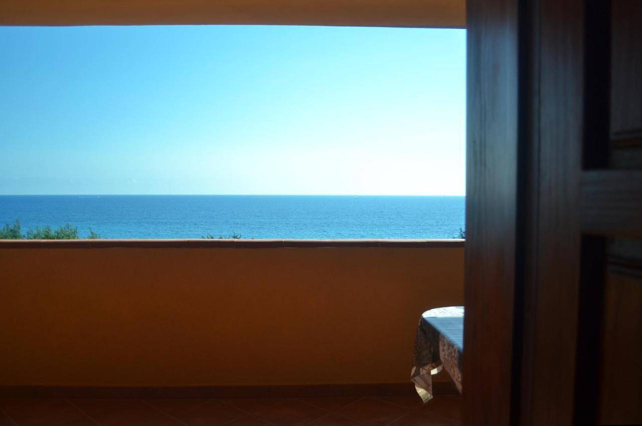 Appartement entier, Il Tramonto - appartamento in prima fila, fronte spiaggia con vista mare panoramica - in Funtana Meiga, Cabras