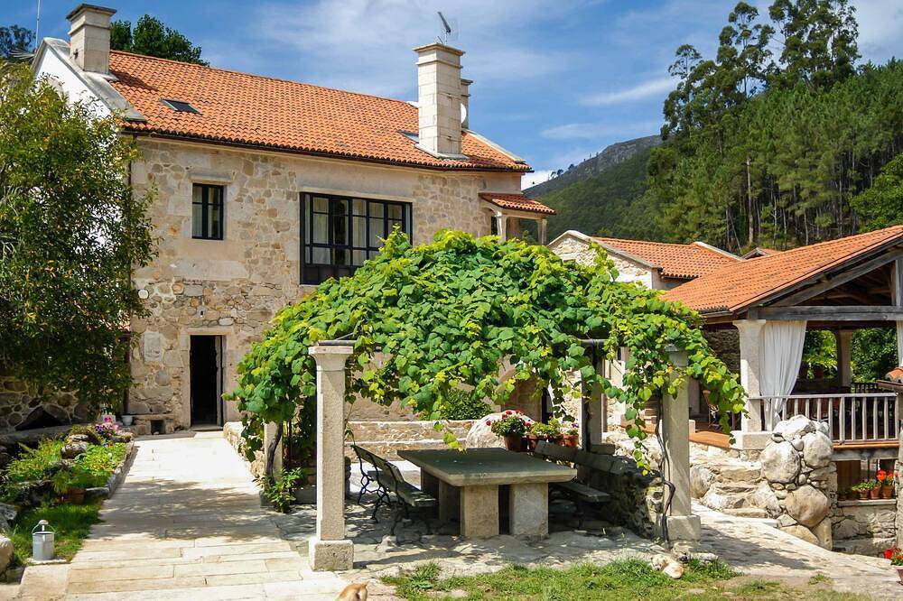 Arco: double room, old cellar and renovated stable. in A Pobra do Caramiñal, Rías Baixas
