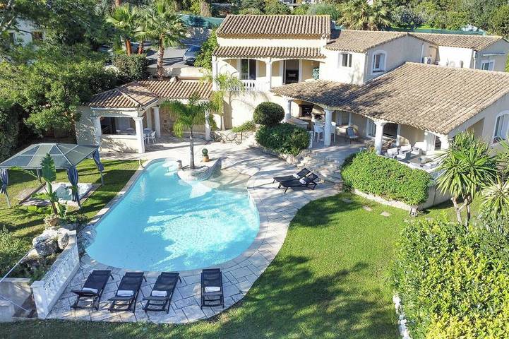 Villa pour 14 personnes, avec terrasse ainsi que jacuzzi et jardin à Vallauris